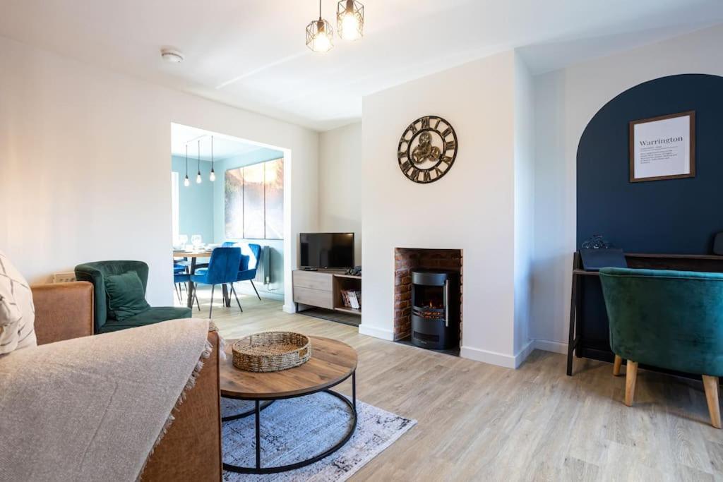 Railway House - Central Warrington - Sleeps 6 Esterno foto